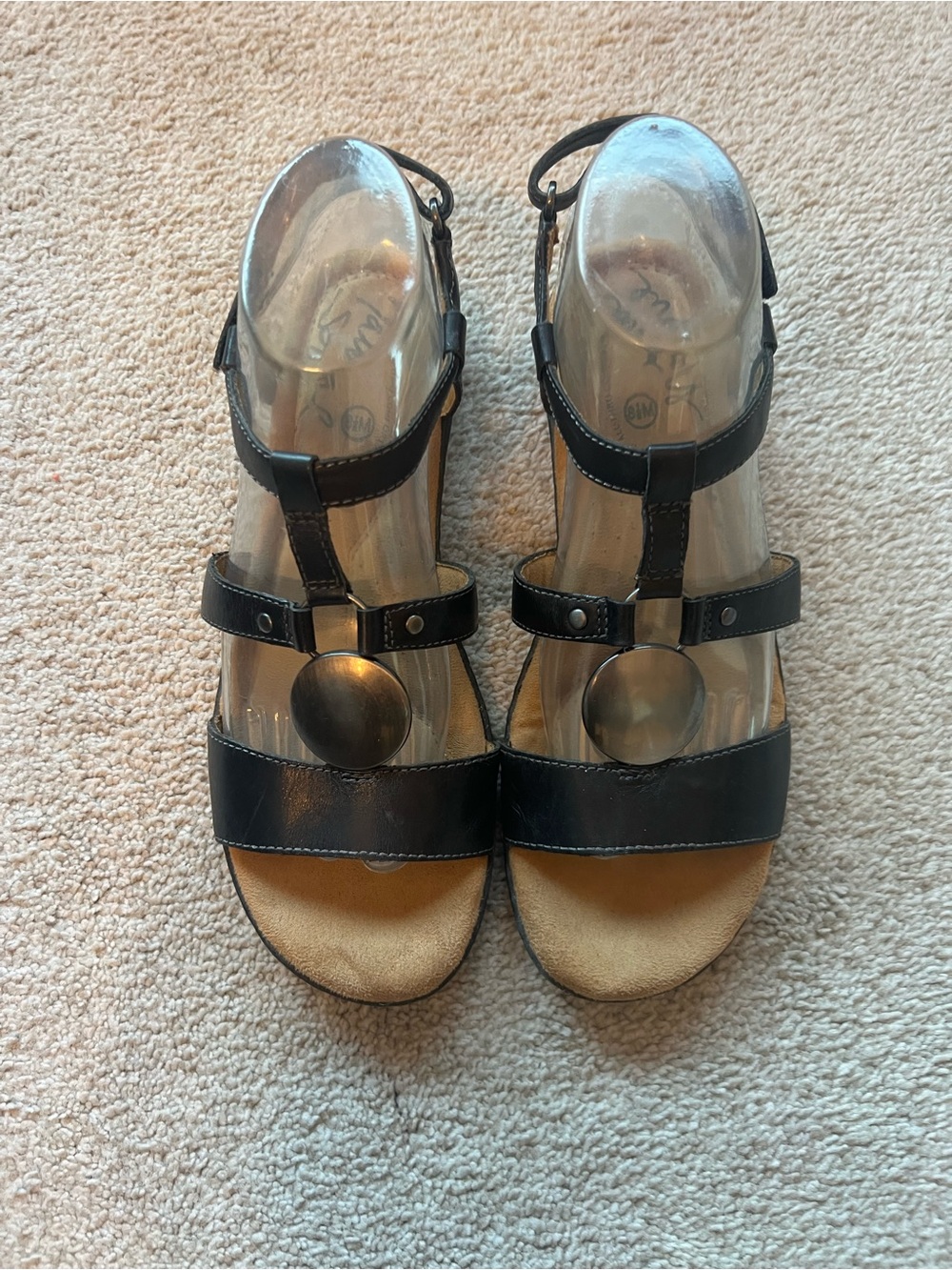 Natural Soul Black Leather T-Strap Women's Sandals 8.5 Silver Medallion - Picture 3 of 14